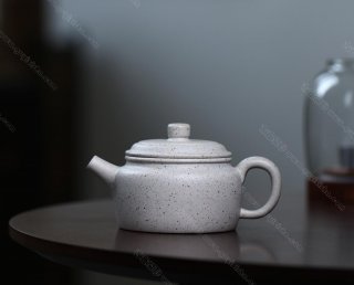碧螺壺中香撲面，綠茶盞內味如春。